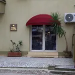 Small Boutique & Garden Appartamento Tirana