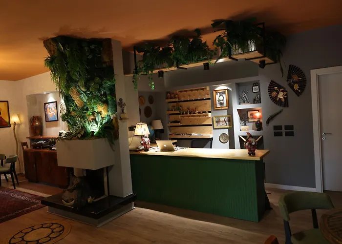 Small Boutique & Garden * Tiran