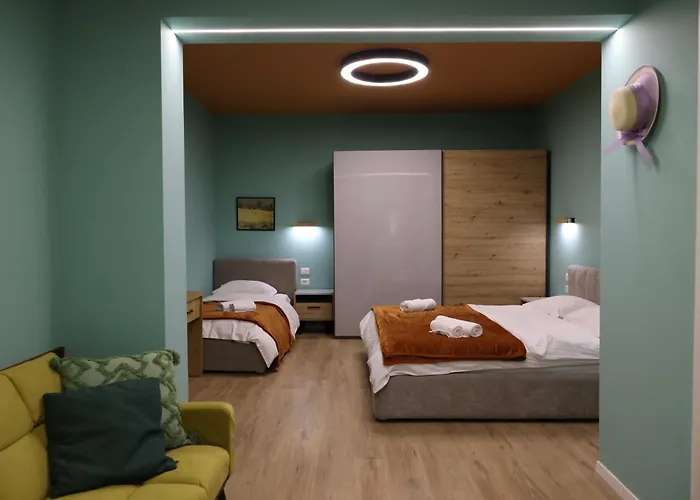 Small Boutique & Garden * Tiran