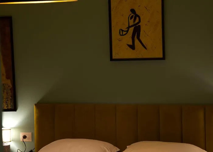 Small Boutique & Garden * Tiran