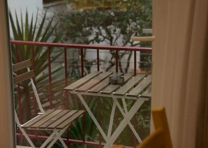 Small Boutique & Garden Tiran